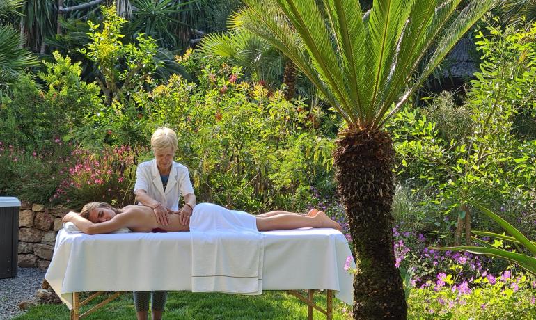 Massage relaxant en plein air dans un jardin tropical.