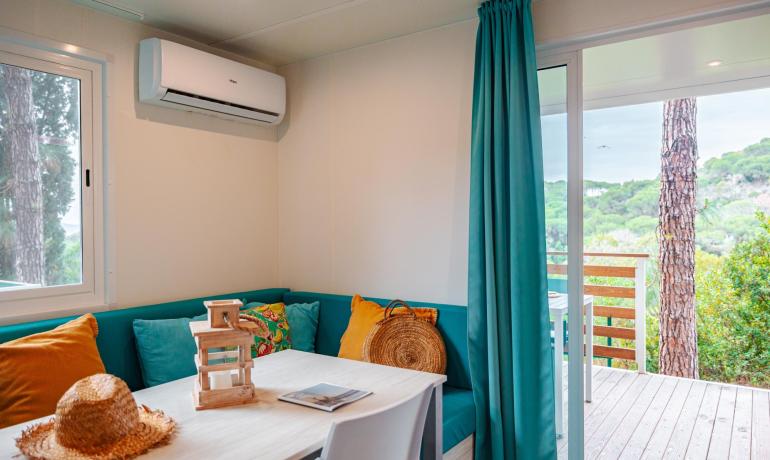 Salon confortable avec vue sur le balcon et décorations colorées.