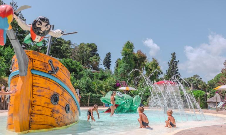 Parc aquatique avec jeux pour enfants et décorations colorées.