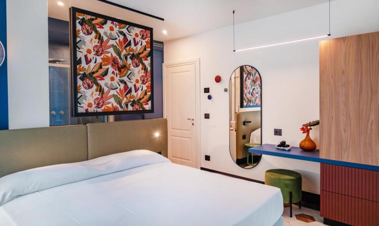 Chambre moderne avec décor floral vibrant et mobilier élégant.