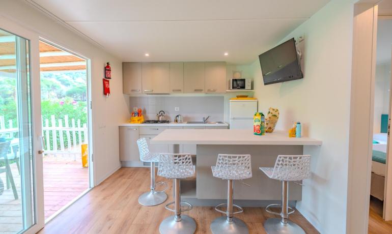 Cucina moderna luminosa con vista sul verde, accogliente e invitante.